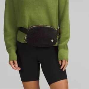 Lululemon Everywhere Belt Bag, Large Fuzzy Fleece Black, Gold trim